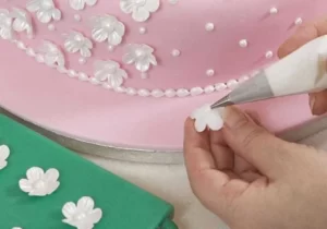 آموزش روشهای مختلف تزئین کیک با ابزار فوندانت 